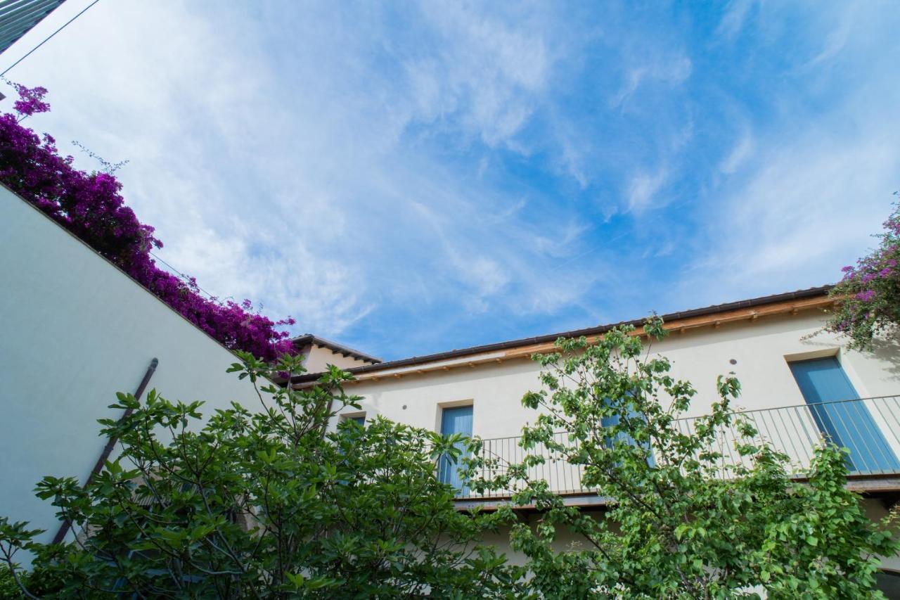 Bed and Breakfast Maharia Bed & Wine Менфи Экстерьер фото